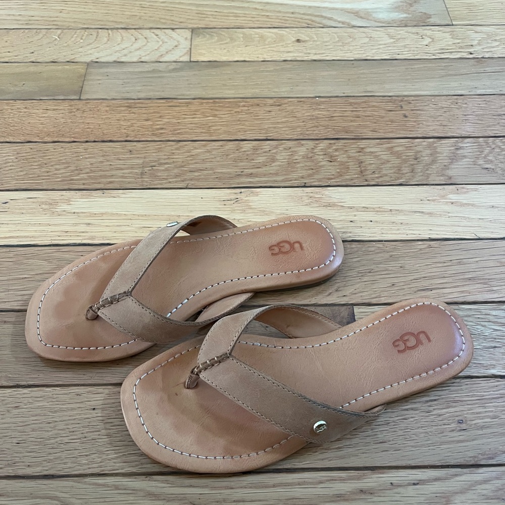 UGG flip flops taupe